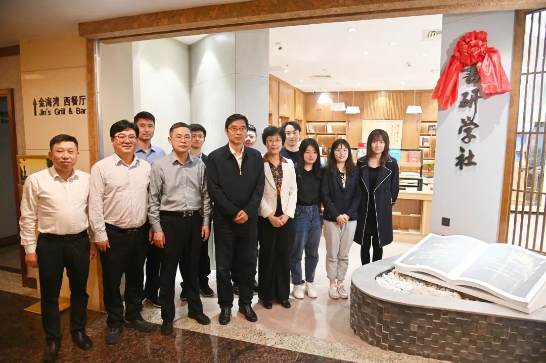 赏金国际集团党委举行青年读书活动暨“书研学社”揭牌仪式