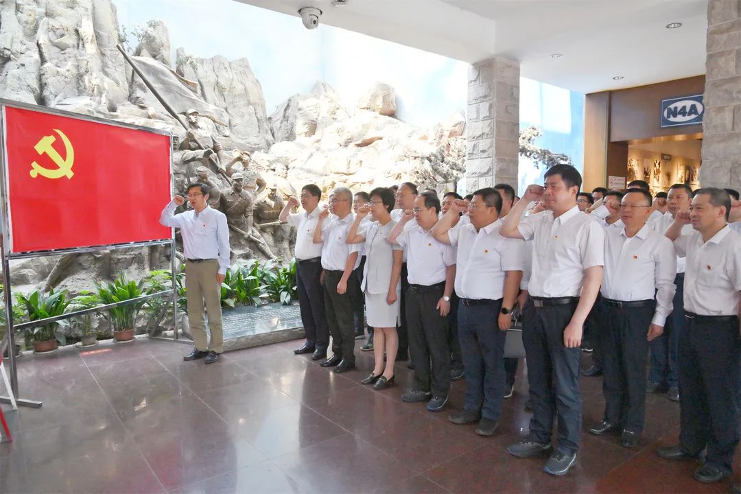 赏金国际集团开展“学习铁军精神 汲取奋进力量”主题党日活动