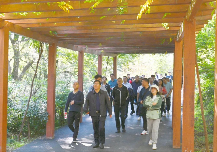 欣赏自然风光 畅享团队温馨|赏金国际集团举办职工秋游活动