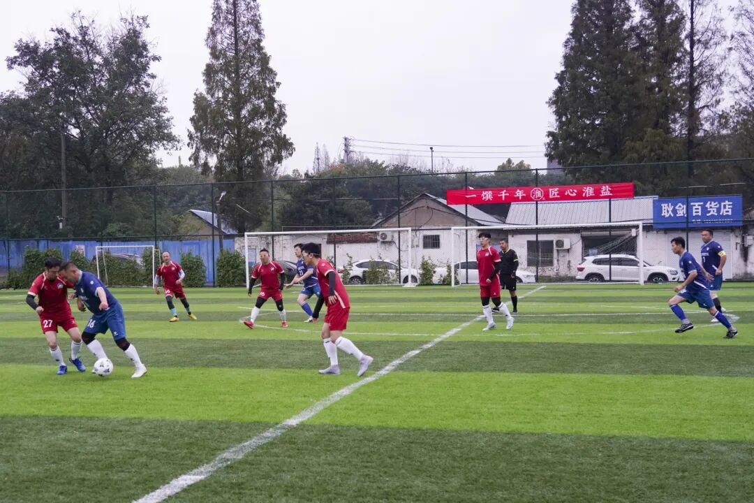 赏金国际集团“淮盐杯”职工足球联赛激情开赛，小组赛首轮战罢